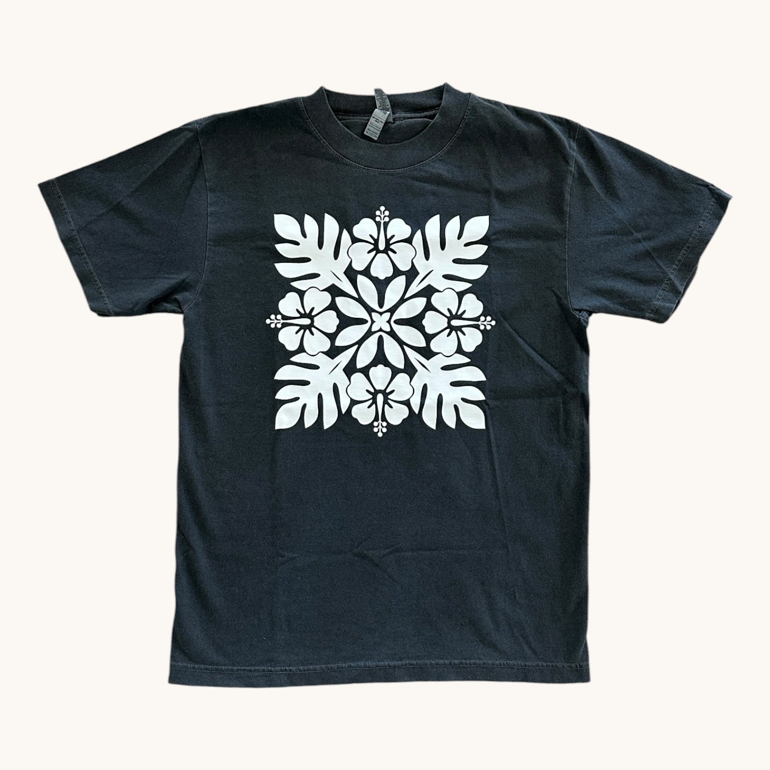 Womens Relax Hibiscus Quilt Tee (grey) - Sweet Sweet Honey Hawaii